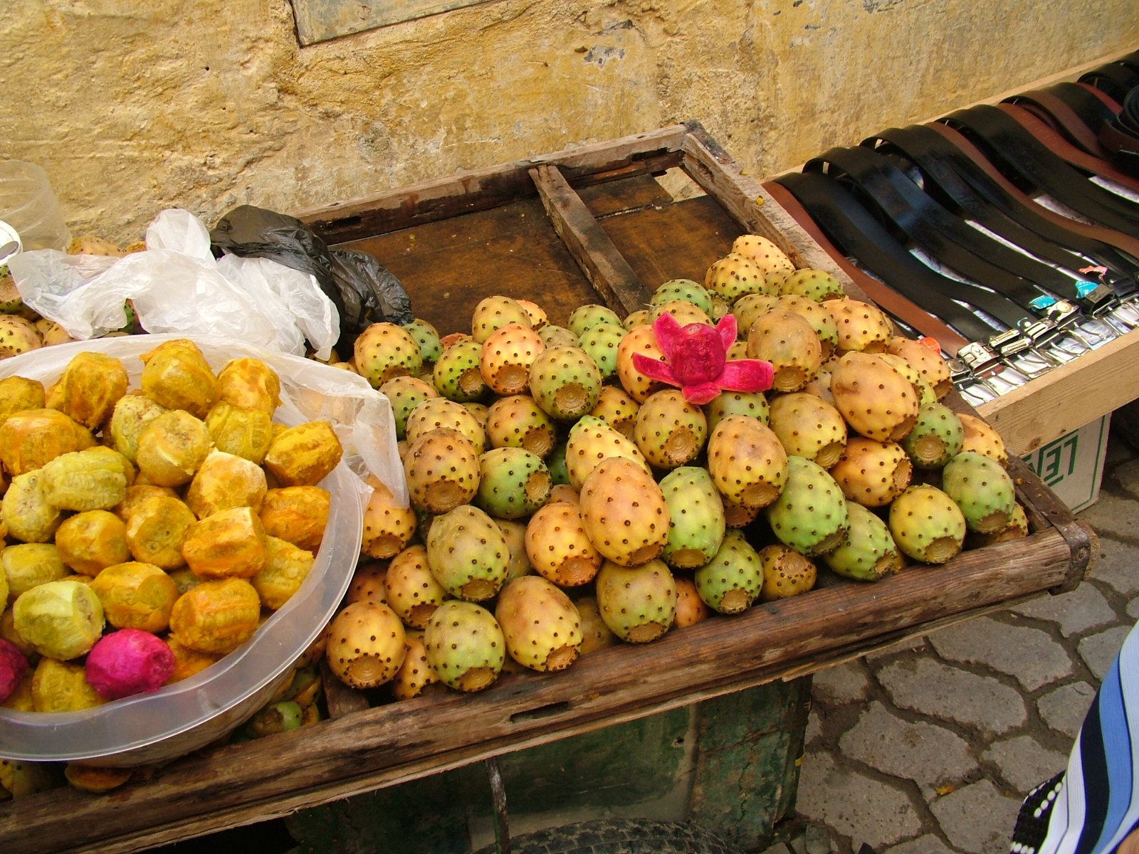 Figue de barbarie (karmouss) pelée vendue prête à manger au Maroc