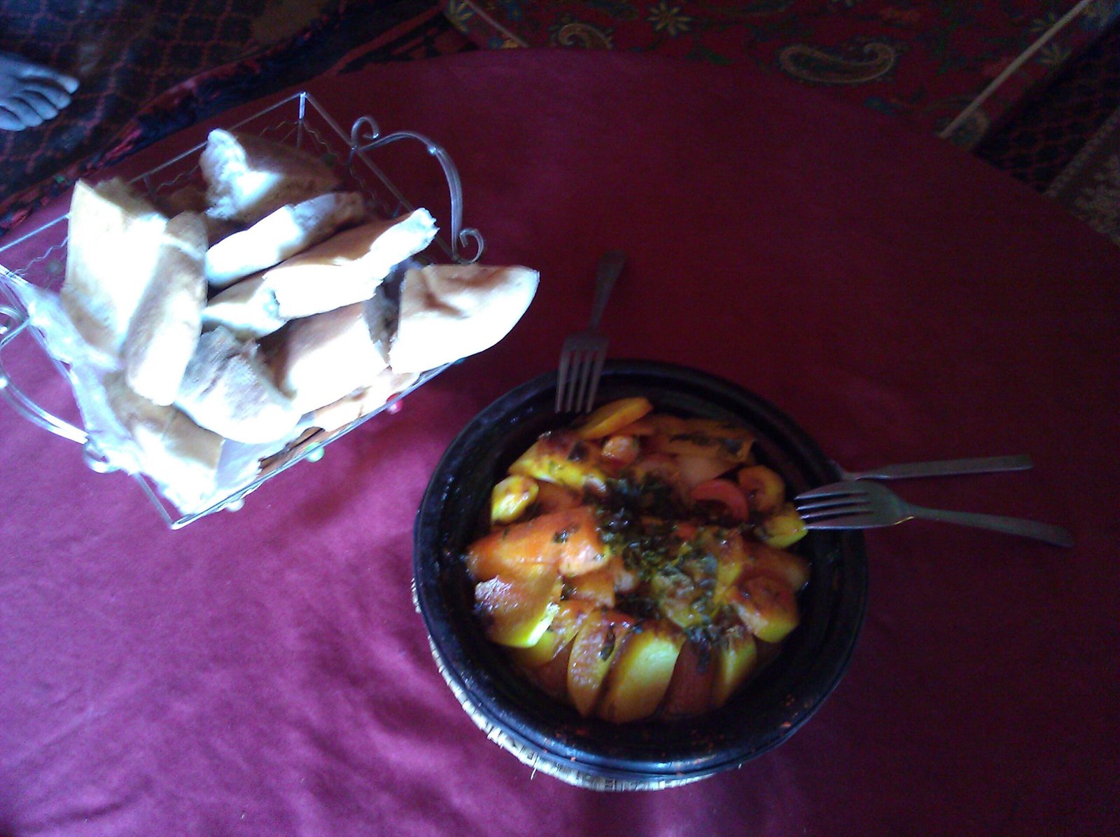 Tajine marocain servi dans son plat en terre cuite, agneau aux légumes