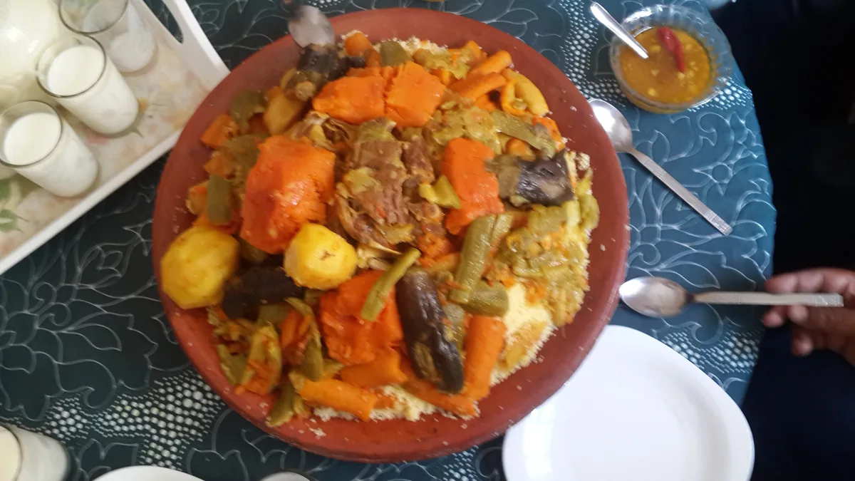 Couscous aux sept légumes dans un plat traditionnel / Moroccan couscous with seven vegetables in a traditional platter