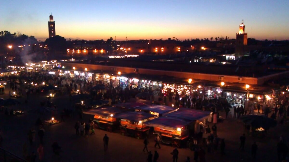 Stands de nourriture sur la place Jemaa el-Fna à Marrakech la nuit