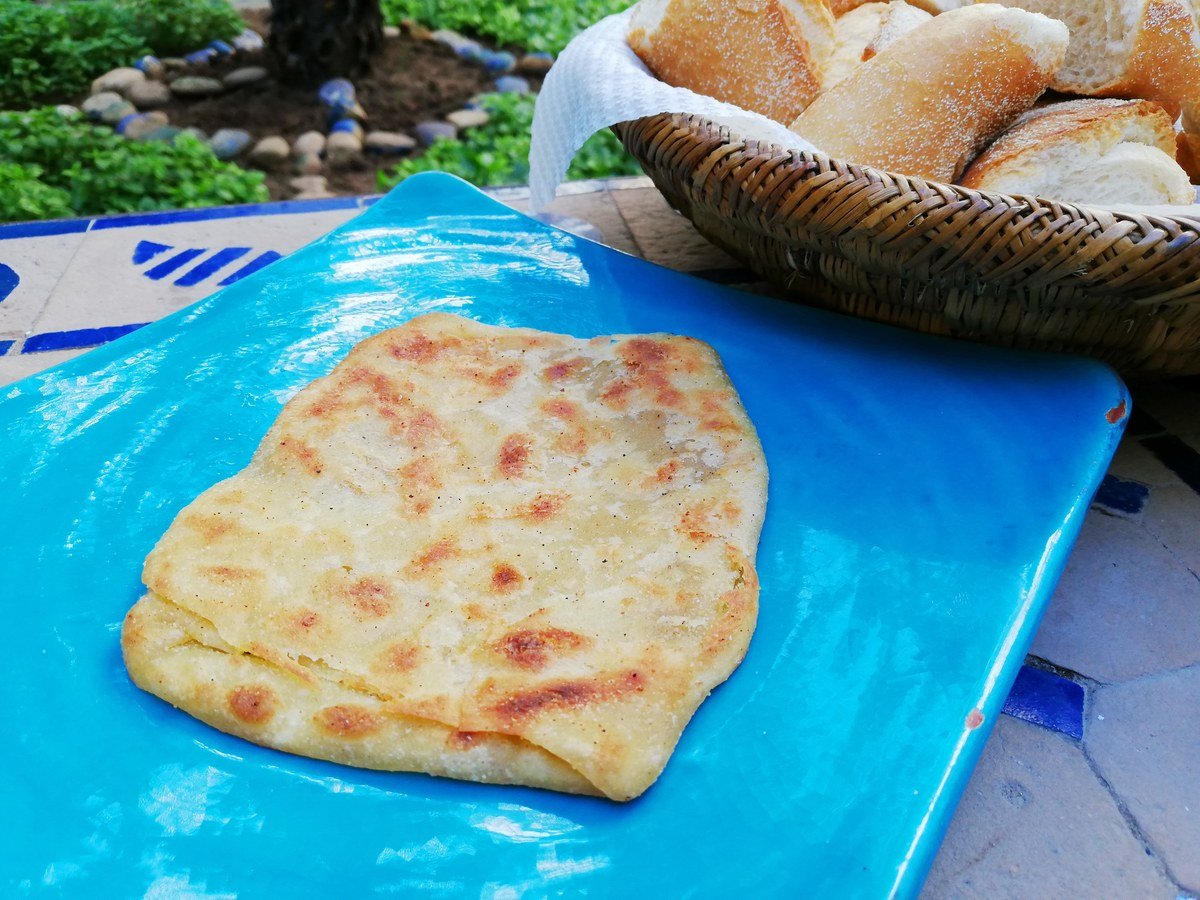 Msemen, crêpe feuilletée marocaine, servie sur une assiette bleue