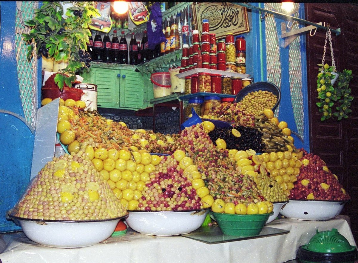 Étal d'agrumes et d'olives dans le souk de Meknès