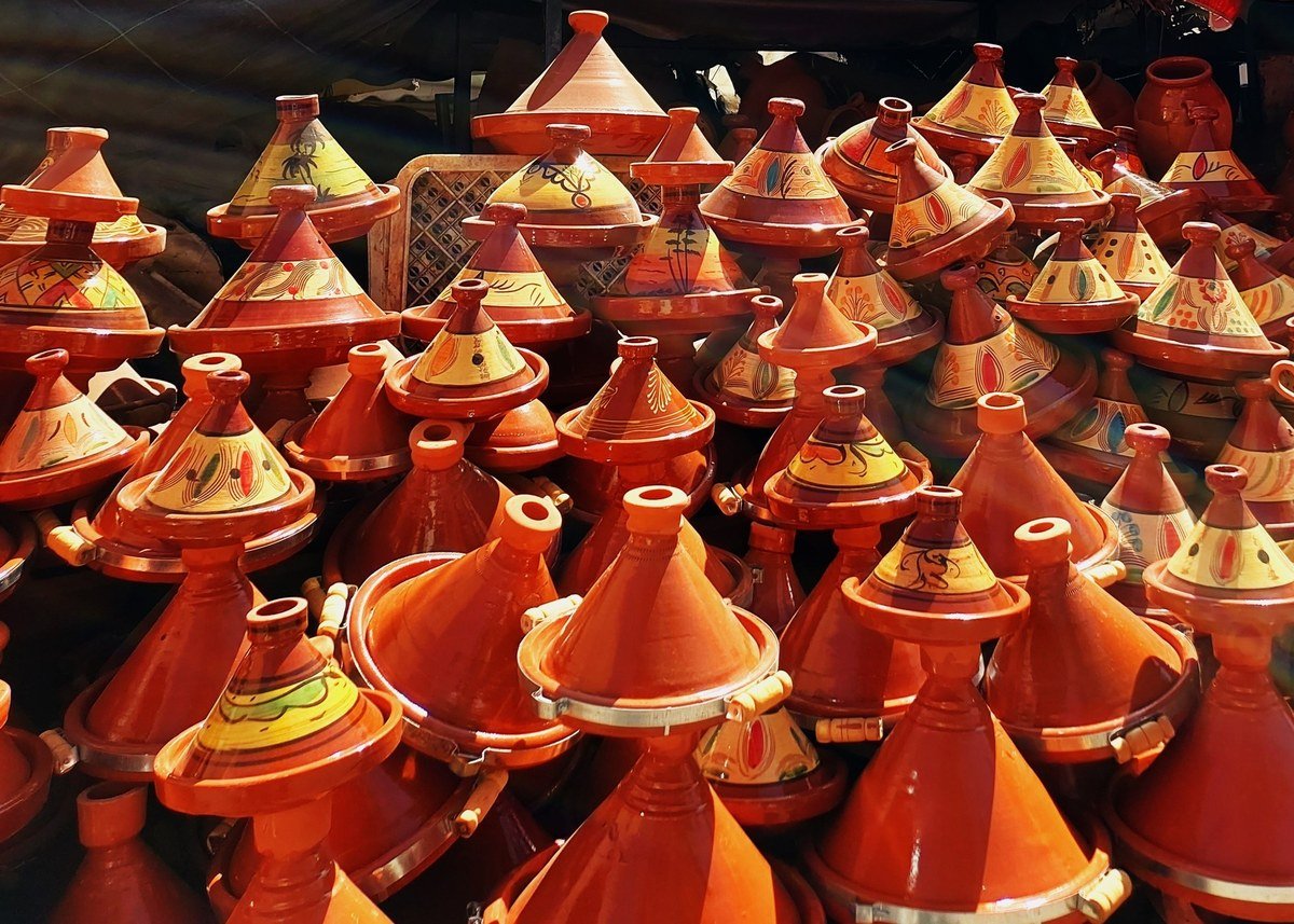 Plats à tajine marocains traditionnels en terre cuite avec couvercles coniques